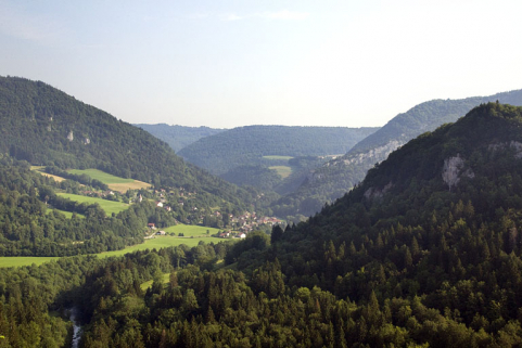 La vallée du Doubs à Goumois, vue depuis l'amont. © Région Bourgogne-Franche-Comté, Inventaire du patrimoine La vallée du Doubs à Goumois, vue depuis l'amont. © Région Bourgogne-Franche-Comté, Inventaire du patrimoine