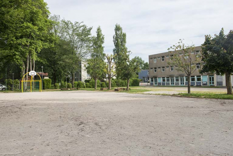 Le terrain de sport au sud-ouest de la parcelle. © Région Bourgogne-Franche-Comté, Inventaire du patrimoine