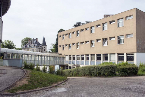 Détail de la passerelle entre la tour et le bâtiment d'internat et restauration. © Région Bourgogne-Franche-Comté, Inventaire du patrimoine