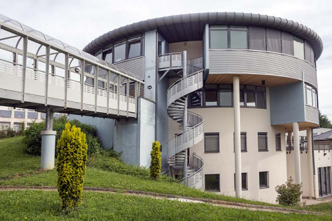 Passerelle, tour et son escalier au sud-ouest. © Région Bourgogne-Franche-Comté, Inventaire du patrimoine