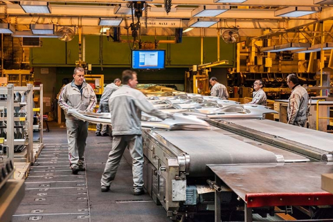 Atelier d'emboutissage. Opérateurs en sortie de presse. © Région Bourgogne-Franche-Comté, Inventaire du patrimoine