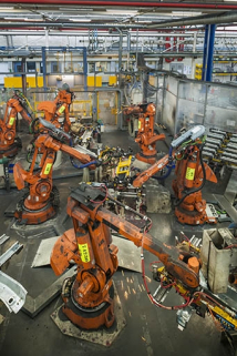Atelier de ferrage. Soudage des pièces de la caisse en blanc dans un îlot robotisé (2). © Région Bourgogne-Franche-Comté, Inventaire du patrimoine Atelier de ferrage. Soudage des pièces de la caisse en blanc dans un îlot robotisé (2). © Région Bourgogne-Franche-Comté, Inventaire du patrimoine