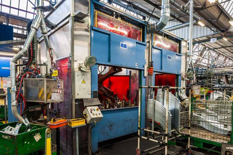 Atelier de ferrage. Admission de pièces dans un îlot robotisé. © Région Bourgogne-Franche-Comté, Inventaire du patrimoine Atelier de ferrage. Admission de pièces dans un îlot robotisé. © Région Bourgogne-Franche-Comté, Inventaire du patrimoine