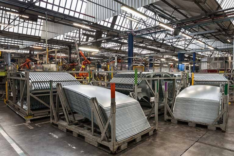 Atelier de ferrage. Stockage de pièces de caisses en blanc avant admission dans un îlot robotisé. © Région Bourgogne-Franche-Comté, Inventaire du patrimoine Atelier de ferrage. Stockage de pièces de caisses en blanc avant admission dans un îlot robotisé. © Région Bourgogne-Franche-Comté, Inventaire du patrimoine
