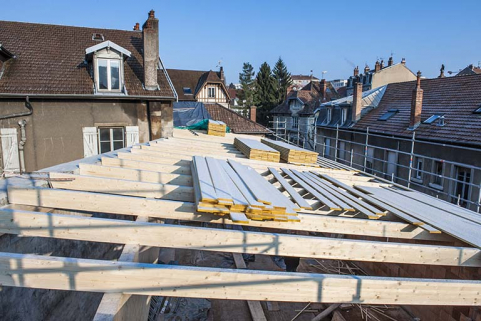 L'entrepôt en cours de surélévation en 2003 : la charpente. © Région Bourgogne-Franche-Comté, Inventaire du patrimoine L'entrepôt en cours de surélévation en 2003 : la charpente. © Région Bourgogne-Franche-Comté, Inventaire du patrimoine