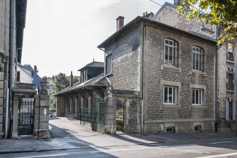 L'entrepôt avant sa surélévation en 2003 : vue d'ensemble depuis l'avenue Denfert-Rochereau. © Région Bourgogne-Franche-Comté, Inventaire du patrimoine L'entrepôt avant sa surélévation en 2003 : vue d'ensemble depuis l'avenue Denfert-Rochereau. © Région Bourgogne-Franche-Comté, Inventaire du patrimoine