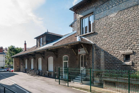 L'entrepôt avant sa surélévation en 2003 : façade antérieure de trois quarts droite. © Région Bourgogne-Franche-Comté, Inventaire du patrimoine L'entrepôt avant sa surélévation en 2003 : façade antérieure de trois quarts droite. © Région Bourgogne-Franche-Comté, Inventaire du patrimoine