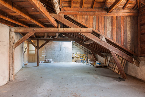 L'entrepôt avant sa surélévation en 2003 : la charpente près de l'entrée. © Région Bourgogne-Franche-Comté, Inventaire du patrimoine L'entrepôt avant sa surélévation en 2003 : la charpente près de l'entrée. © Région Bourgogne-Franche-Comté, Inventaire du patrimoine