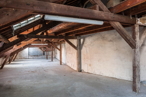 L'entrepôt avant sa surélévation en 2003 : la charpente depuis l'entrée. © Région Bourgogne-Franche-Comté, Inventaire du patrimoine L'entrepôt avant sa surélévation en 2003 : la charpente depuis l'entrée. © Région Bourgogne-Franche-Comté, Inventaire du patrimoine