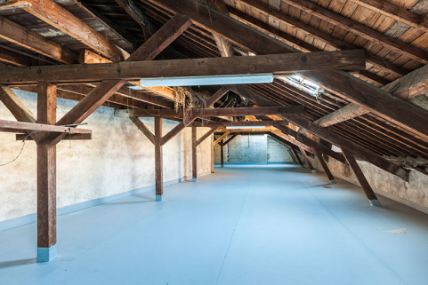 L'entrepôt en cours de surélévation en 2003 : couche d'étanchéité appliquée sur le sol de l'étage en surcroît. © Région Bourgogne-Franche-Comté, Inventaire du patrimoine L'entrepôt en cours de surélévation en 2003 : couche d'étanchéité appliquée sur le sol de l'étage en surcroît. © Région Bourgogne-Franche-Comté, Inventaire du patrimoine