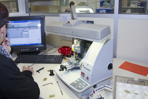 Gravage d'un motif ou d'un texte. © Région Bourgogne-Franche-Comté, Inventaire du patrimoine