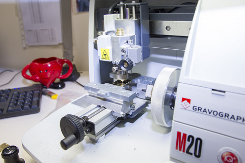 Gravage d'un motif ou d'un texte : détail de la machine. © Région Bourgogne-Franche-Comté, Inventaire du patrimoine