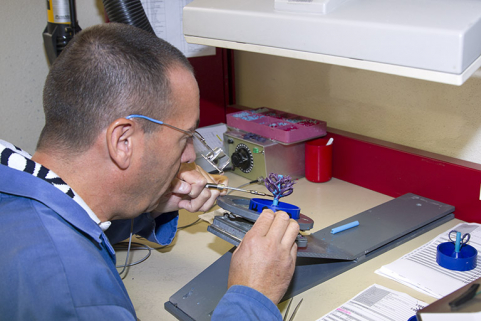 Fonte à la cire perdue : soudage du tirage en cire pour former un arbre. © Région Bourgogne-Franche-Comté, Inventaire du patrimoine