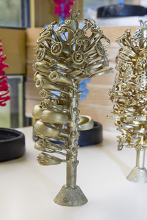 Fonte à la cire perdue : arbre en métal. Une partie des bijoux a été ôtée. © Région Bourgogne-Franche-Comté, Inventaire du patrimoine