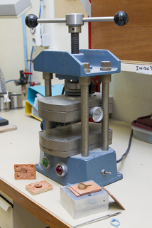 Fonte à la cire perdue : fabrication du moule en silicone ou caoutchouc à partir d'un prototype. © Région Bourgogne-Franche-Comté, Inventaire du patrimoine