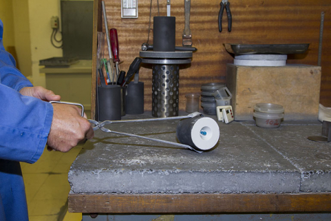 Fonte à la cire perdue : moule réfractaire avant cuisson. Le cylindre bleu correspond au tronc de l'arbre et réserve l'emplacement du conduit d'alimentation. © Région Bourgogne-Franche-Comté, Inventaire du patrimoine