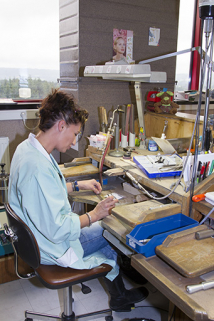 Atelier de finition et réparation : réparation d'une chaîne. © Région Bourgogne-Franche-Comté, Inventaire du patrimoine