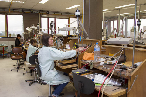 Atelier de finition et réparation : postes de travail. © Région Bourgogne-Franche-Comté, Inventaire du patrimoine