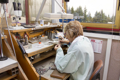 Atelier de finition et réparation : sertissage de diamants. © Région Bourgogne-Franche-Comté, Inventaire du patrimoine