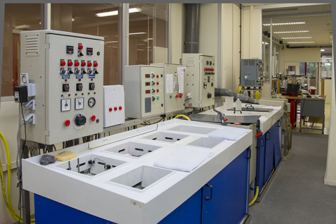 Atelier de traitement de surface : installation de galvanoplastie. © Région Bourgogne-Franche-Comté, Inventaire du patrimoine