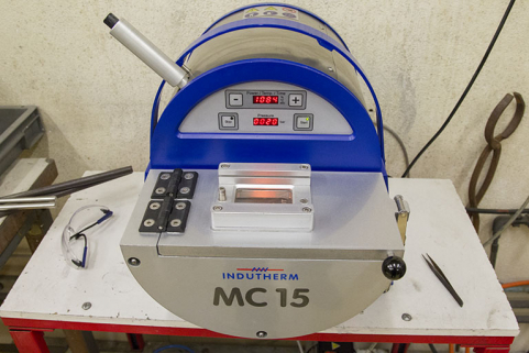 Fonte à la cire perdue : le four avec métal en fusion dans le creuset. © Région Bourgogne-Franche-Comté, Inventaire du patrimoine