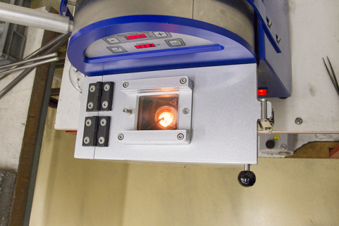 Fonte à la cire perdue : métal en fusion dans le creuset. © Région Bourgogne-Franche-Comté, Inventaire du patrimoine