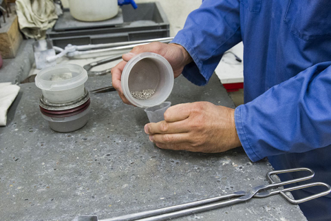 Fonte à la cire perdue : préparation du métal (argent) pour la fonte. © Région Bourgogne-Franche-Comté, Inventaire du patrimoine