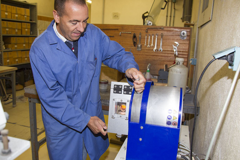 Fonte à la cire perdue : basculement du creuset pour alimenter le moule en métal fondu. © Région Bourgogne-Franche-Comté, Inventaire du patrimoine
