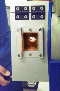 Fonte à la cire perdue : le métal fondu s'écoule du creuset dans le moule. © Région Bourgogne-Franche-Comté, Inventaire du patrimoine