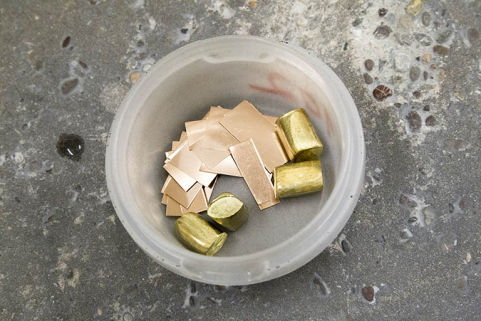 Fonte à la cire perdue : préparation du métal (laiton) pour la fonte. © Région Bourgogne-Franche-Comté, Inventaire du patrimoine