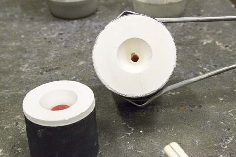 Fonte à la cire perdue : deux moules remplis de métal en fusion (vue rapprochée). © Région Bourgogne-Franche-Comté, Inventaire du patrimoine