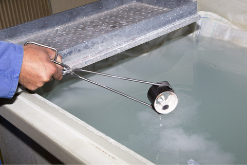 Fonte à la cire perdue : état du moule après trempage dans l'eau. © Région Bourgogne-Franche-Comté, Inventaire du patrimoine