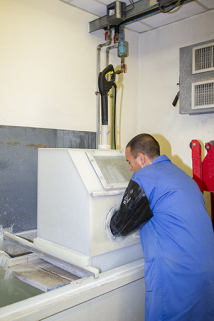 Fonte à la cire perdue : nettoyage des arbres en métal à l'aide d'eau sous pression. © Région Bourgogne-Franche-Comté, Inventaire du patrimoine