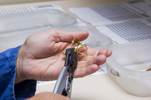 Fonte à la cire perdue : découpage des conduits d'alimentation (séparation des bijoux et de l'arbre). © Région Bourgogne-Franche-Comté, Inventaire du patrimoine