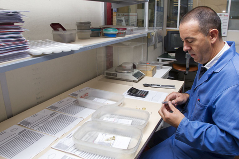 Fonte à la cire perdue : vérification du diamètre d'une alliance. © Région Bourgogne-Franche-Comté, Inventaire du patrimoine