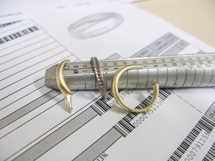 Fonte à la cire perdue : fragments de bijoux en attente de montage. © Région Bourgogne-Franche-Comté, Inventaire du patrimoine