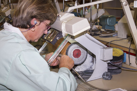 Atelier de polissage : polissage d'une alliance. © Région Bourgogne-Franche-Comté, Inventaire du patrimoine