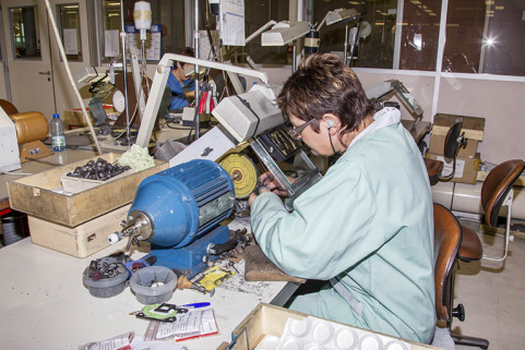 Atelier de polissage : polissage d'une alliance. © Région Bourgogne-Franche-Comté, Inventaire du patrimoine