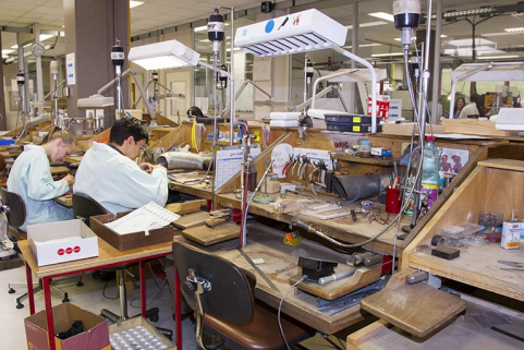 Atelier de finition et réparation : postes de travail. © Région Bourgogne-Franche-Comté, Inventaire du patrimoine
