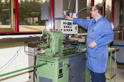 Usinage : découpe d'un tube pour obtenir une " rondelle ". © Région Bourgogne-Franche-Comté, Inventaire du patrimoine