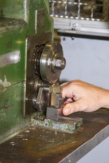 Usinage : laminage de la rondelle (vue rapprochée). © Région Bourgogne-Franche-Comté, Inventaire du patrimoine