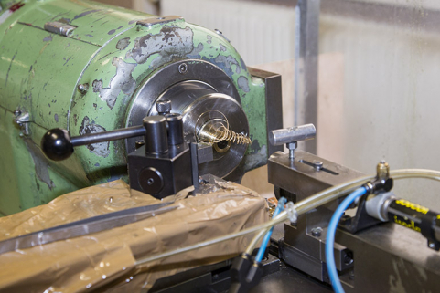 Usinage : partie travaillante de la machine lors de la découpe d'un tube. © Région Bourgogne-Franche-Comté, Inventaire du patrimoine