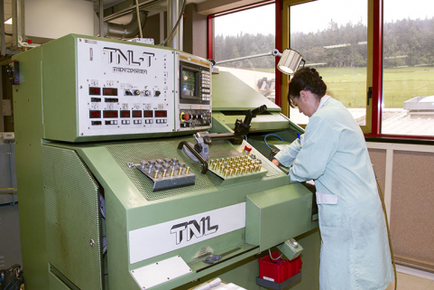 Usinage : changement de rondelle dans le 2e tour à commande numérique. © Région Bourgogne-Franche-Comté, Inventaire du patrimoine