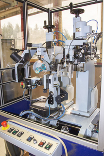 Usinage : machine à facetter (création de facettes pour imiter le diamant). © Région Bourgogne-Franche-Comté, Inventaire du patrimoine