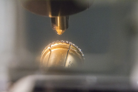 Usinage : rondelle facettée via le module de droite. © Région Bourgogne-Franche-Comté, Inventaire du patrimoine