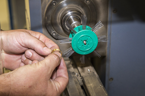 Usinage : surfaçage d'une rondelle (pour obtenir un aspect brossé, toilé, etc.). © Région Bourgogne-Franche-Comté, Inventaire du patrimoine