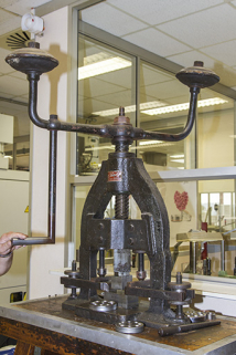 Usinage : presse à balancier désaffectée de la maison parisienne Gaston et Henri Venot. © Région Bourgogne-Franche-Comté, Inventaire du patrimoine