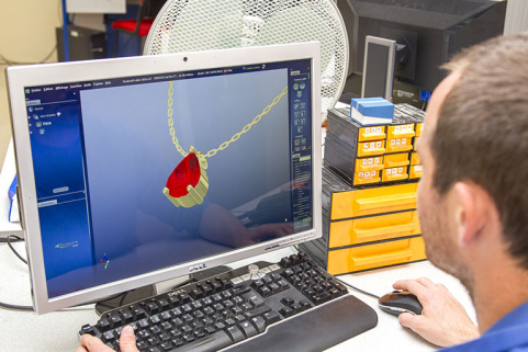 Conception d'un bijou : poste de CAO. © Région Bourgogne-Franche-Comté, Inventaire du patrimoine