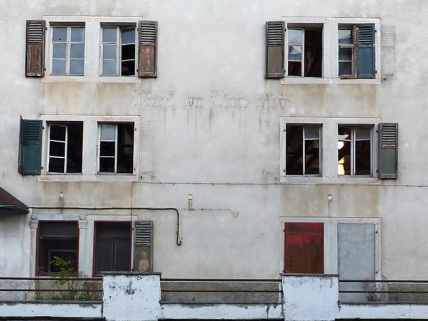 Hôtel, 17 juillet 2012 : baies sur la façade antérieure (est). © Région Bourgogne-Franche-Comté, Inventaire du patrimoine Hôtel, 17 juillet 2012 : baies sur la façade antérieure (est). © Région Bourgogne-Franche-Comté, Inventaire du patrimoine