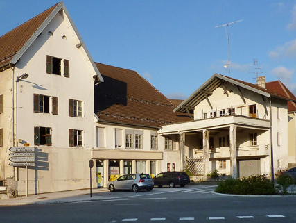 Façades nord, 17 juillet 2012. De gauche à droite : façade latérale droite de l'hôtel, restaurant (anciens fenil et grange), logement surmontant le garage. © Région Bourgogne-Franche-Comté, Inventaire du patrimoine Façades nord, 17 juillet 2012. De gauche à droite : façade latérale droite de l'hôtel, restaurant (anciens fenil et grange), logement surmontant le garage. © Région Bourgogne-Franche-Comté, Inventaire du patrimoine